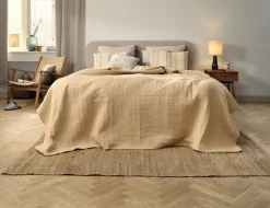 Sengetæppe MARGERITT 220x240 latte